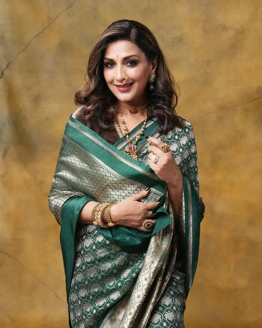 INDIAN ACTRESS SONALI BENDRE IMAGES IN TRADITIONAL GREEN SAREE